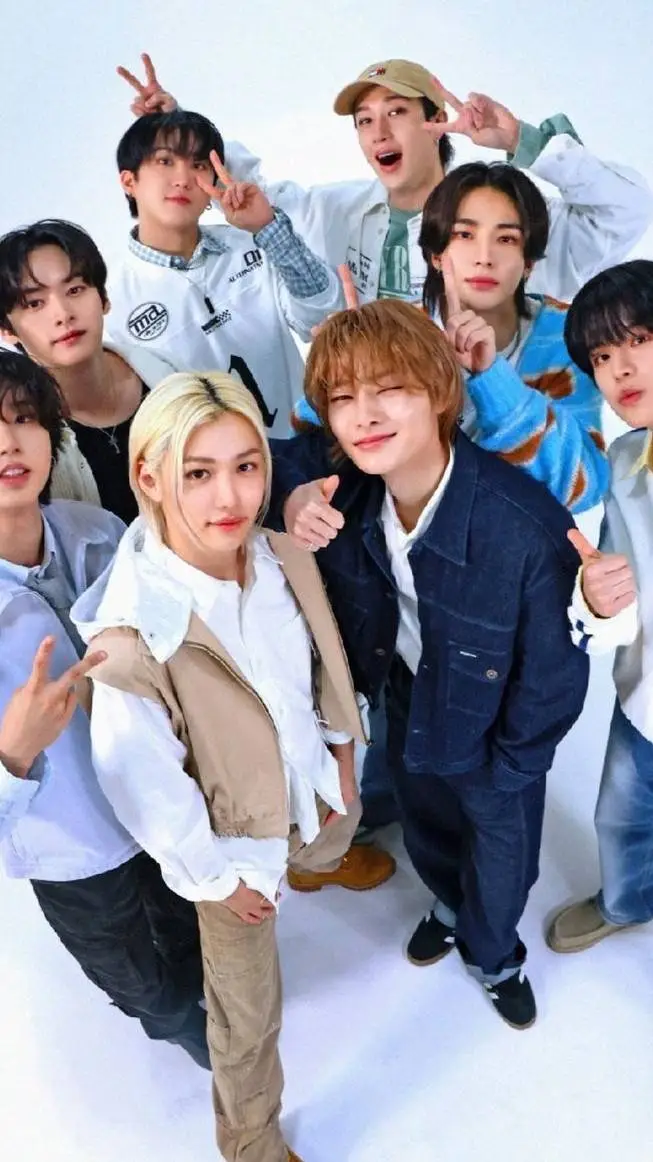 ai character: Stray kids 👾 background