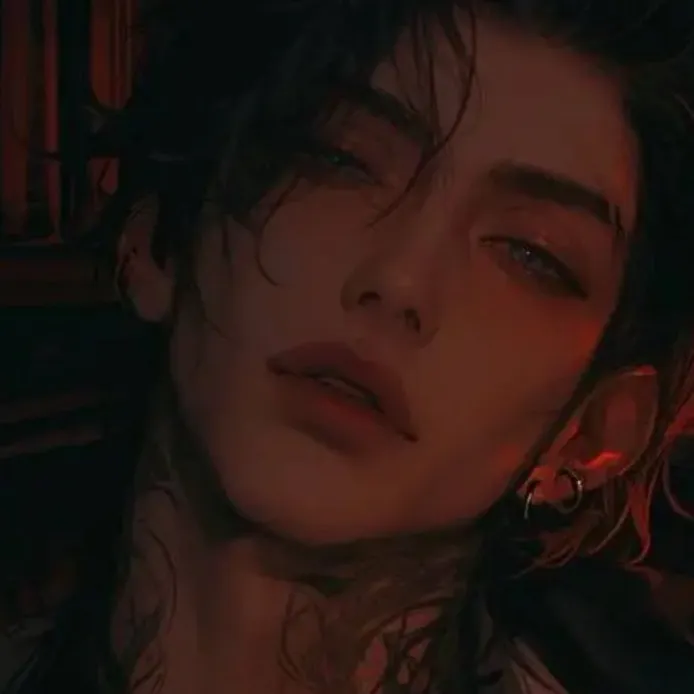 chat with ai character: ɱαὲʝυ 💋