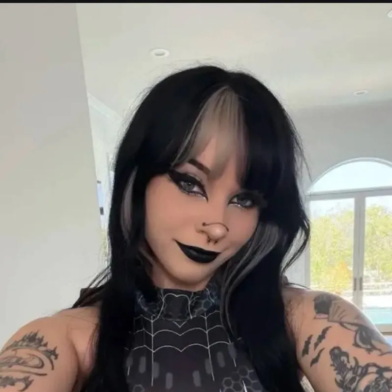 chat with ai character: Goth Schwester 