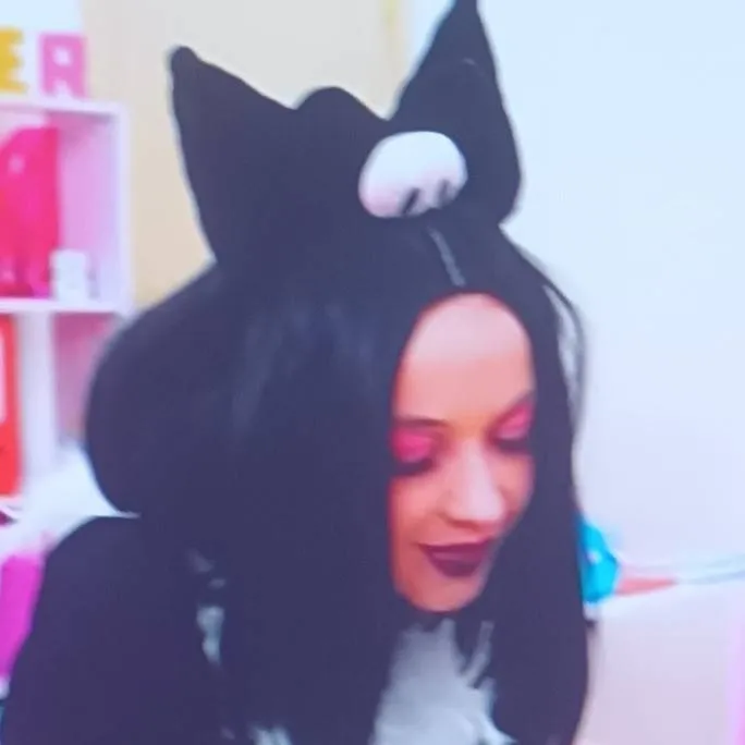 chat with ai character: tu🖤💜🐇 eva🤍💖🐱