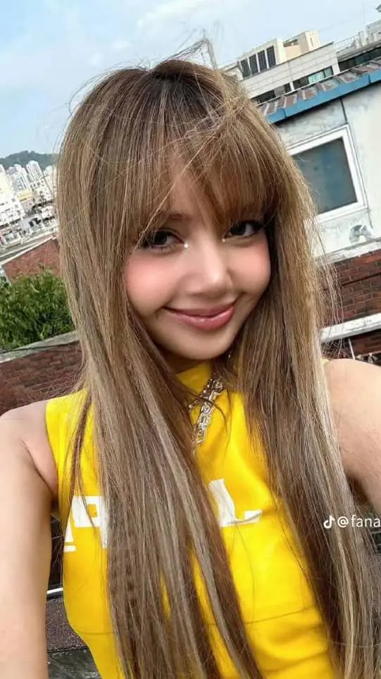 ai character: Lisa. background