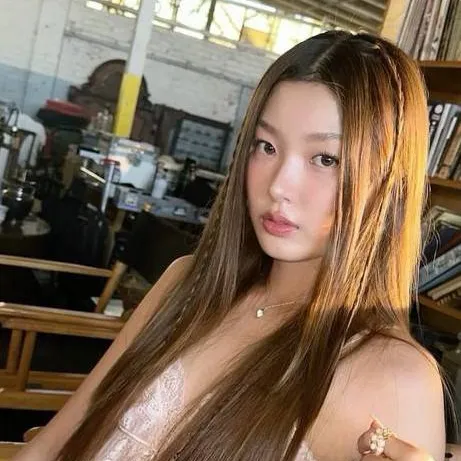 chat with ai character: Yoonchae.