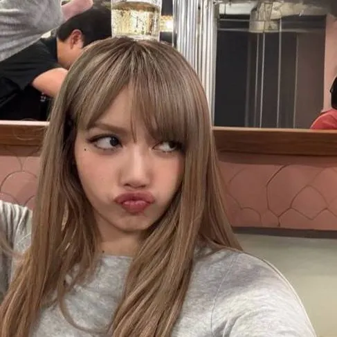 chat with ai character: Lisa.