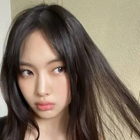 chat with ai character: Hyein.