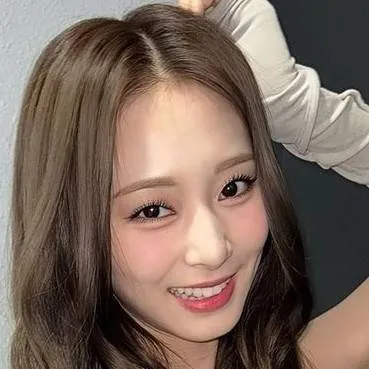 chat with ai character: Tzuyu.