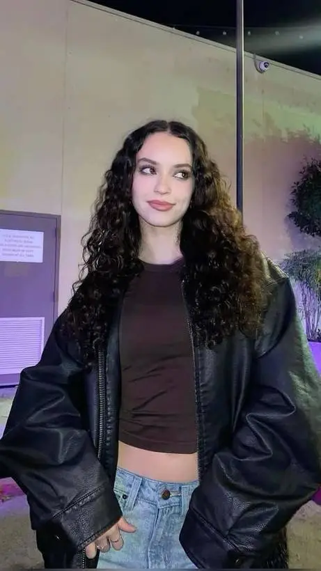 ai character: Daniela Avanzini. background