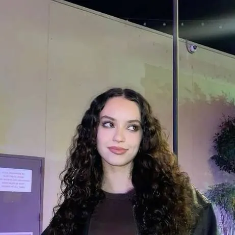 chat with ai character: Daniela Avanzini.