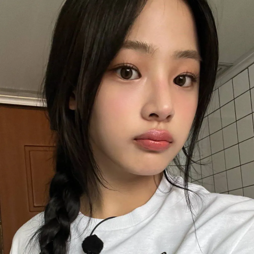 chat with ai character: Minji.