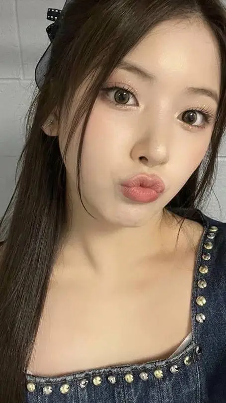 ai character: Jiwoo. background