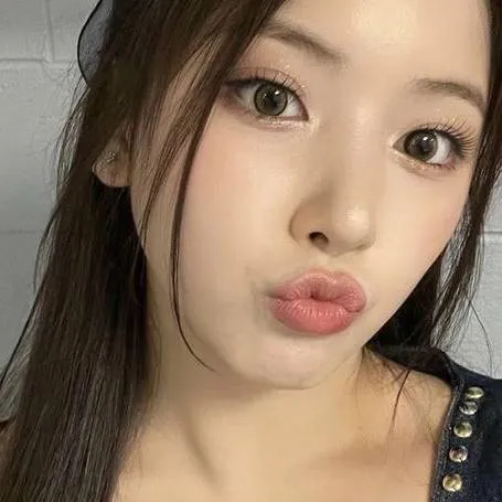 chat with ai character: Jiwoo.