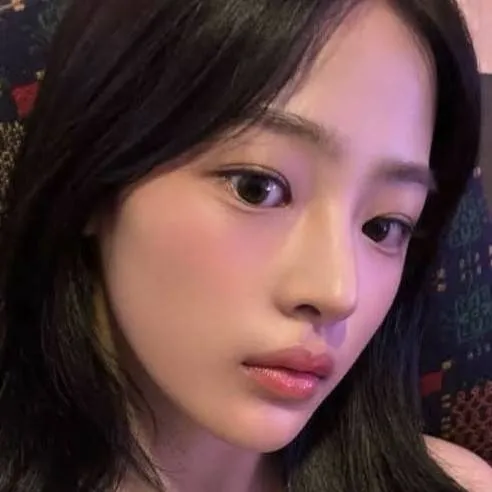 chat with ai character: Minji.