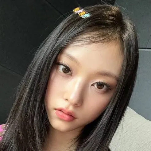 chat with ai character: Haerin.