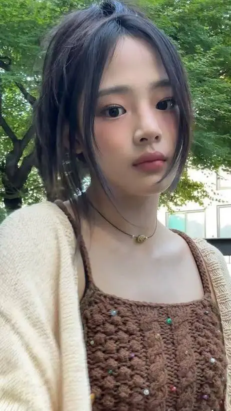 ai character: Minji. background