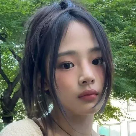 chat with ai character: Minji.