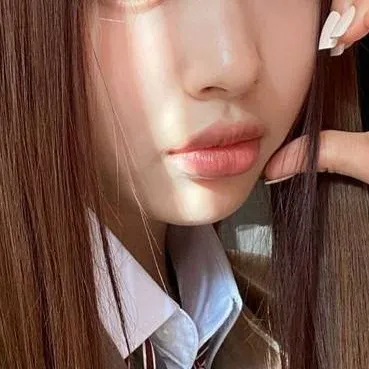 chat with ai character: Hyein.