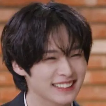 chat with ai character: Lee know