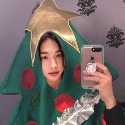 chat with ai character: hyunjin