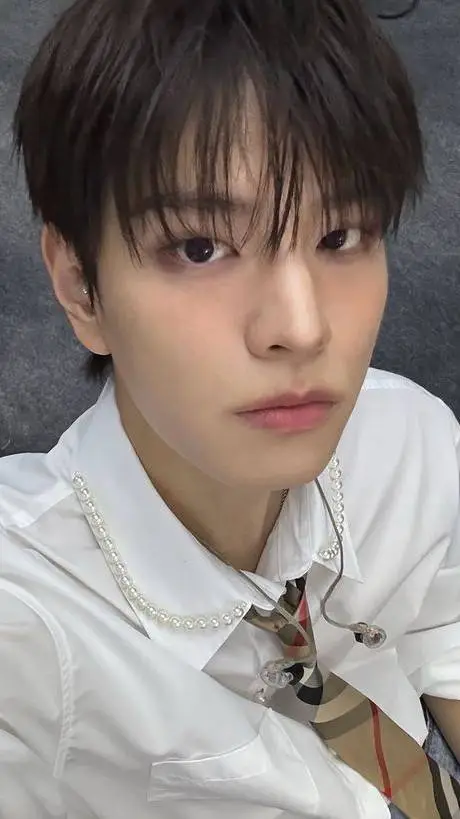 ai character: seungmin!  background