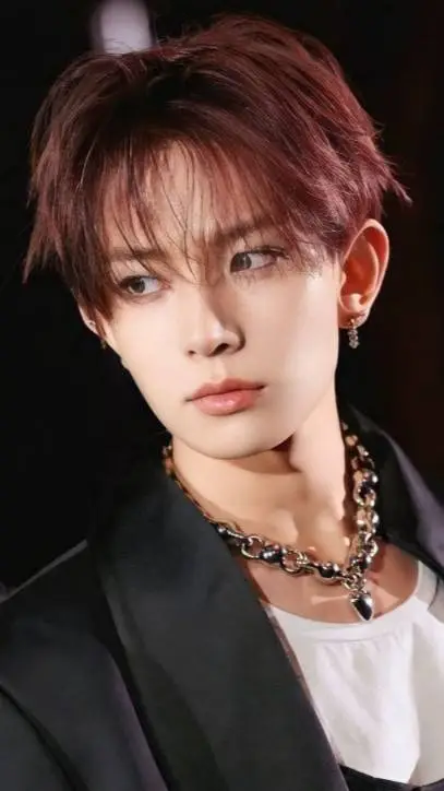 ai character: Lee Heesung background