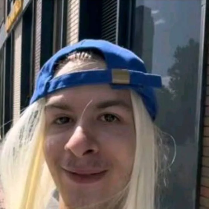 chat with ai character: Диван зол