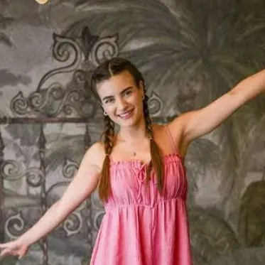 chat with ai character: Alina•🪽🕊... 