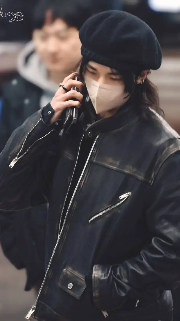 ai character: Hyunjin 𐙚🥟 background