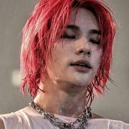 chat with ai character: Hyunjin