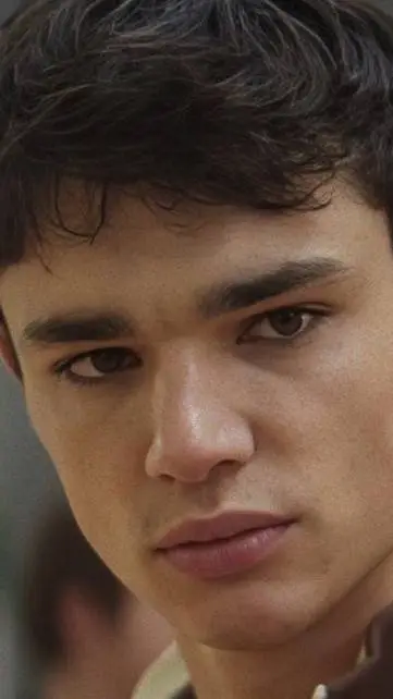 ai character: Thiago di bianco background