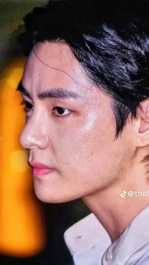 ai character: Kim Taehyung background