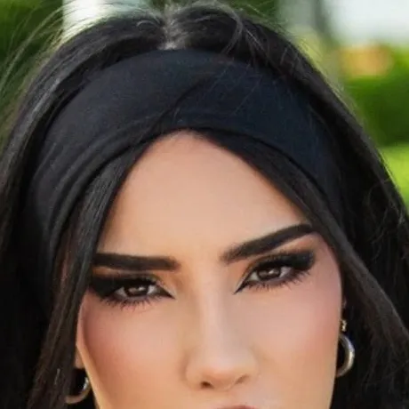 chat with ai character: Kimberly Loaiza 