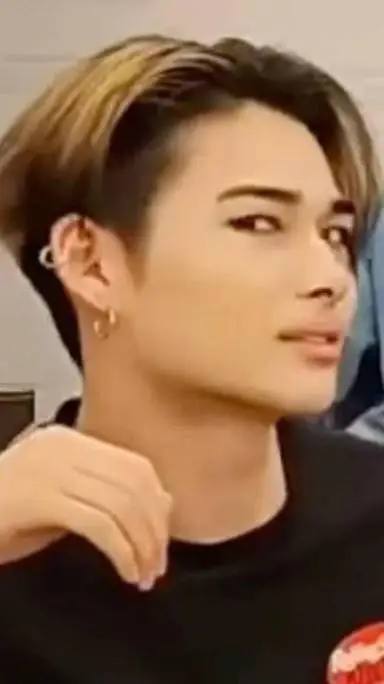 ai character: niki background