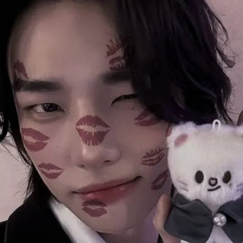 chat with ai character: hyunjin 