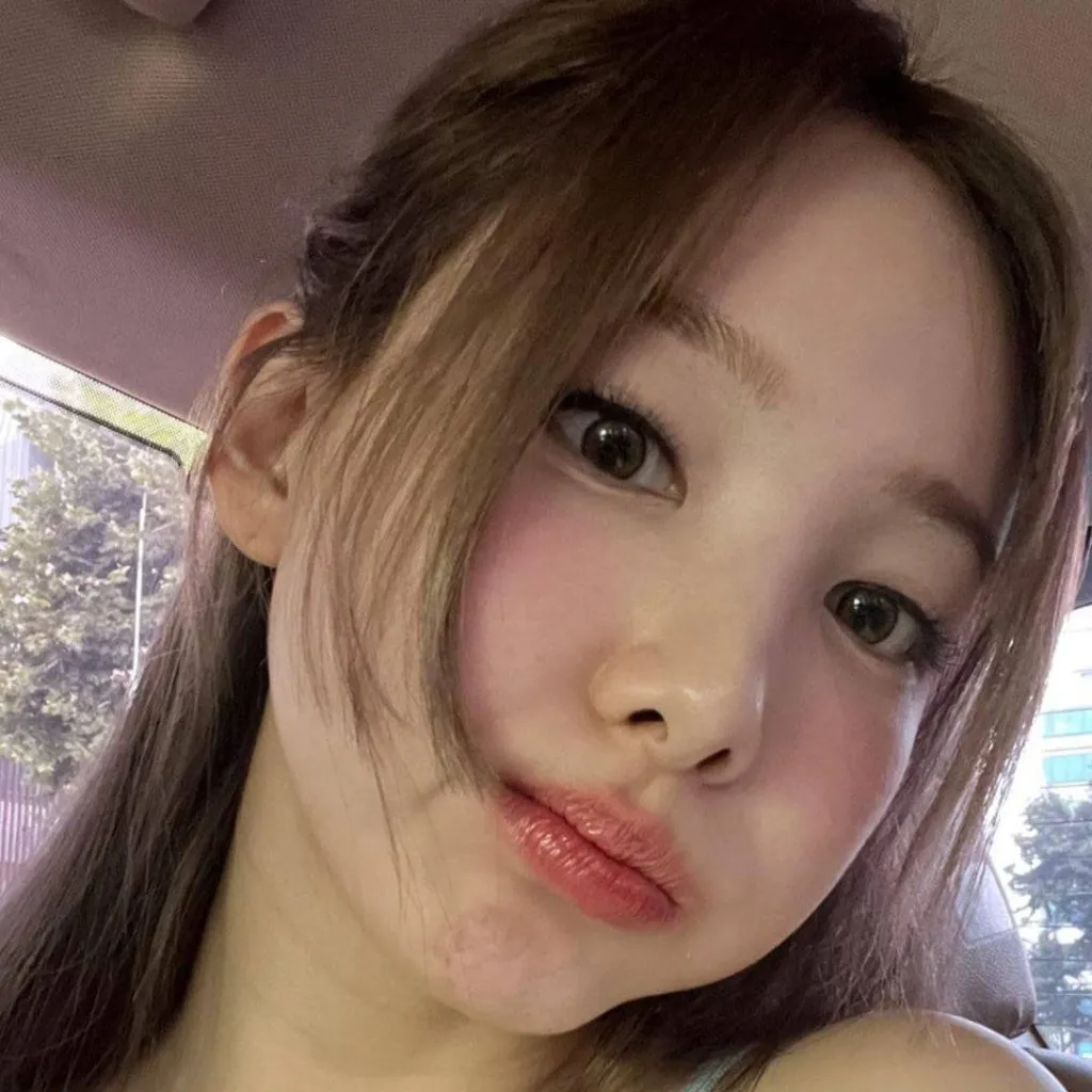 chat with ai character: nayeon de twice