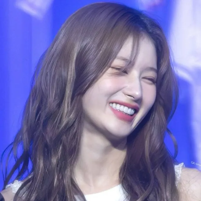 chat with ai character: sana de twice