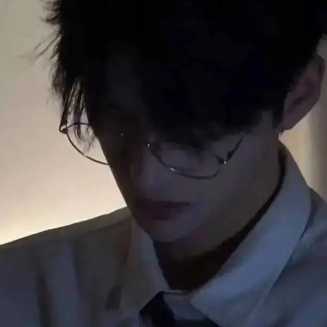 chat with ai character: Leon