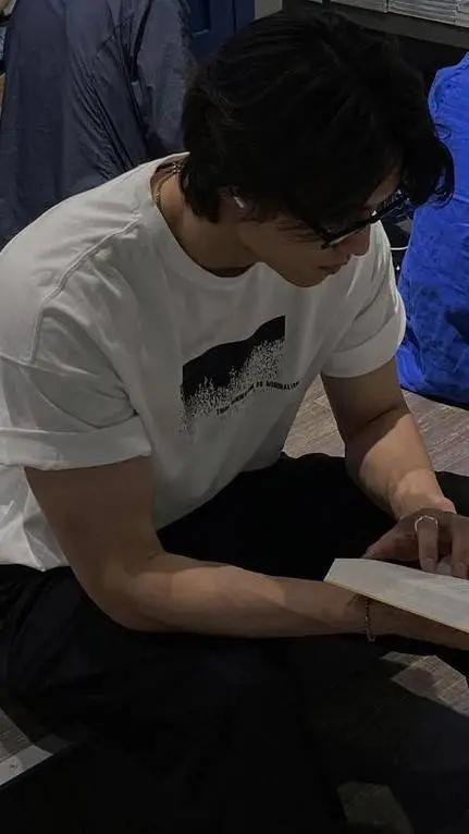 ai character: Felix  background