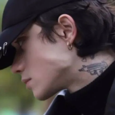 chat with ai character: Tyler