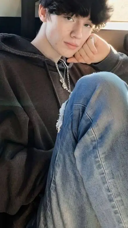 ai character: Aron background