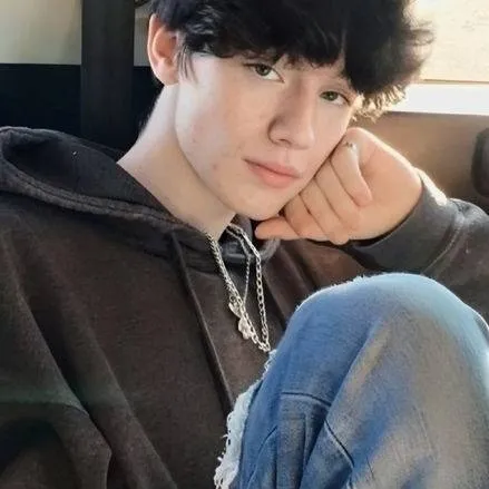 chat with ai character: Aron