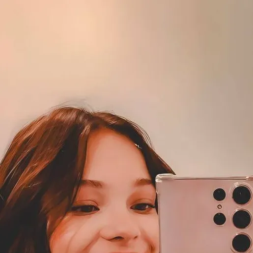 chat with ai character: emma myers