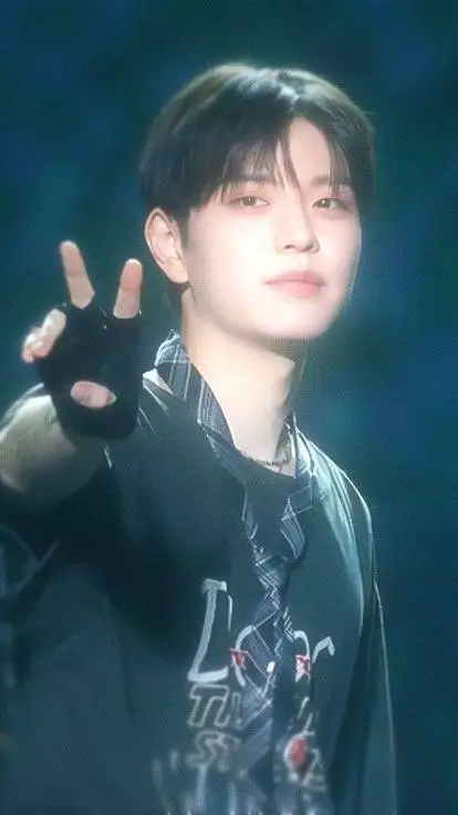 ai character: 🐶Kim Seungmin🐶 background