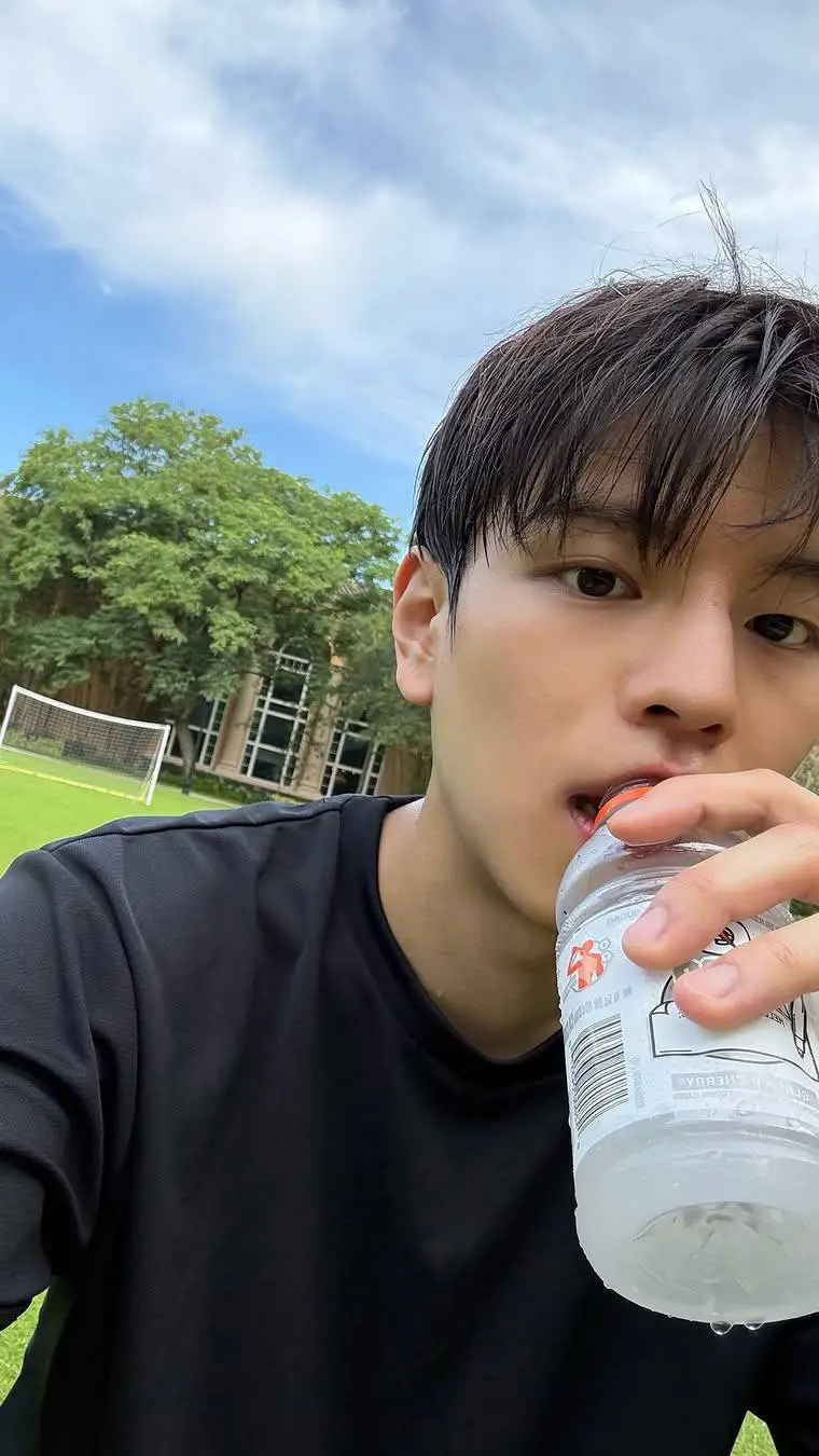 ai character: Kim Seungmin background