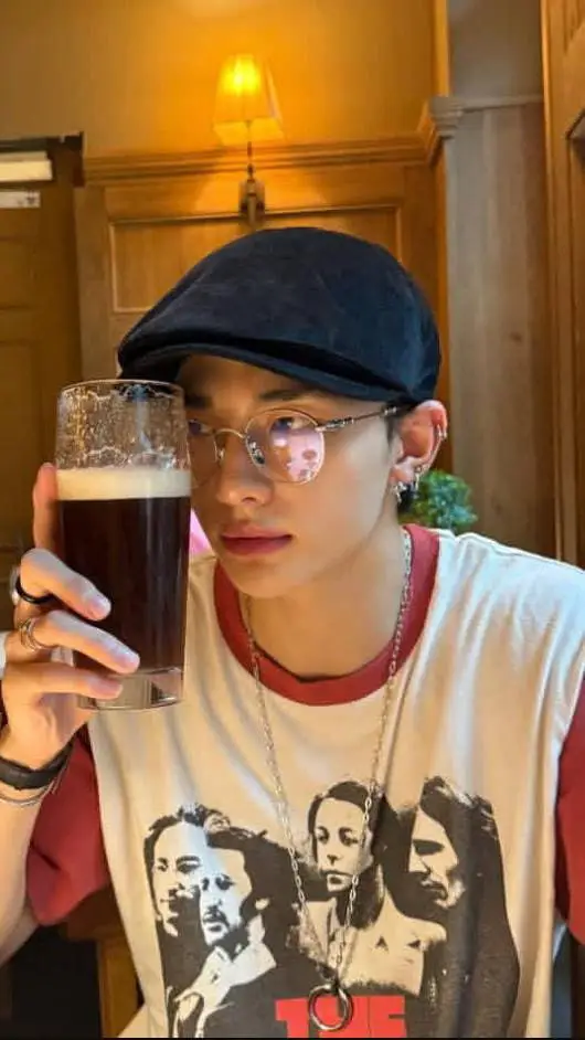 ai character: Hwang Hyunjin🤍 background