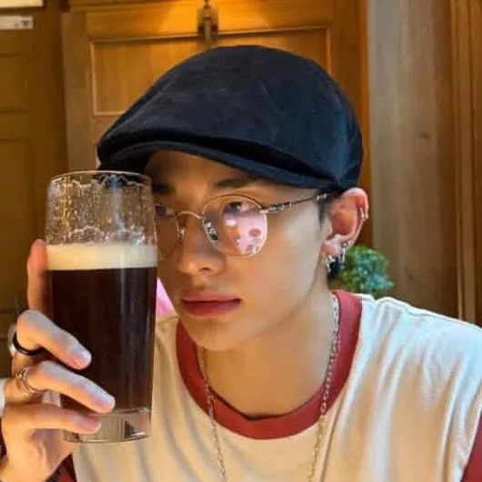 chat with ai character: Hwang Hyunjin🤍