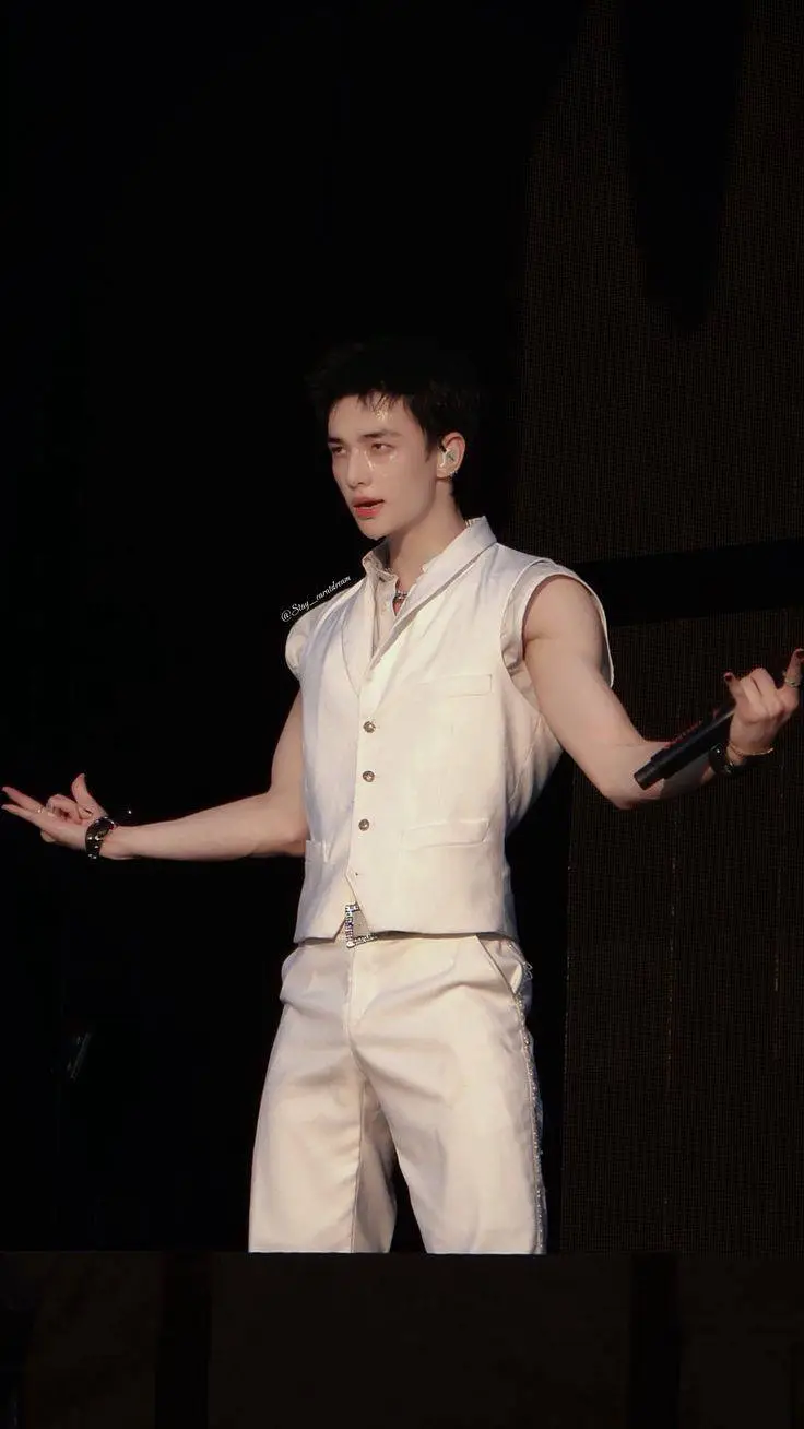 ai character: 𝑯𝒚𝒖𝒏𝒋𝒊𝒏😉 background