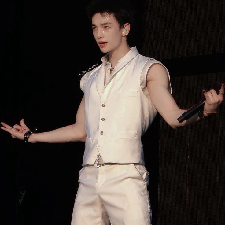 chat with ai character: 𝑯𝒚𝒖𝒏𝒋𝒊𝒏😉