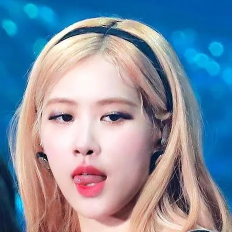 chat with ai character: Rosé 