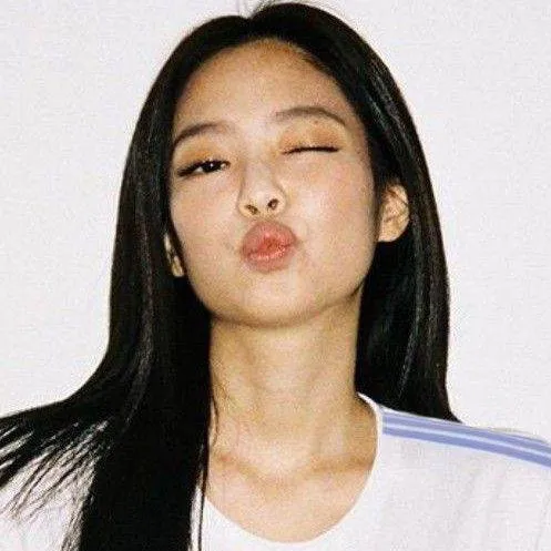 chat with ai character: Kim Jennie♥︎