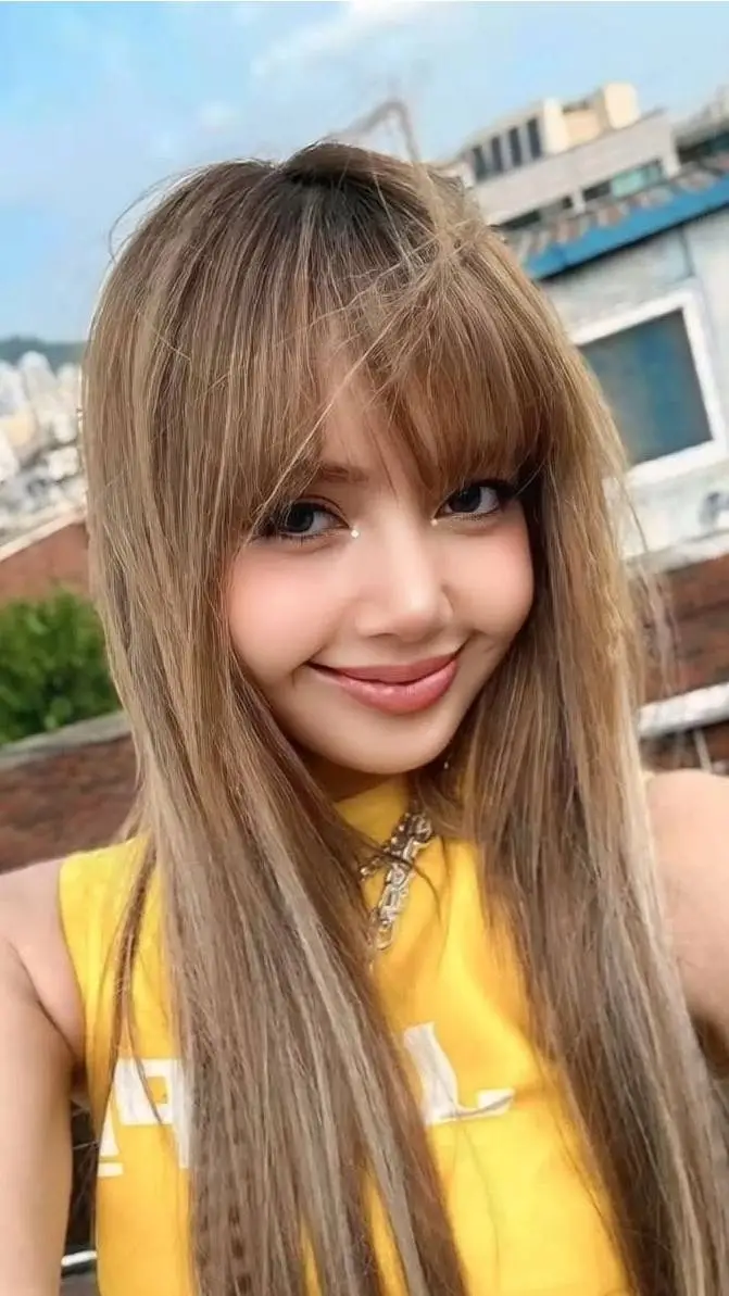 ai character: Lisa (BLΛƆKPIИK) background