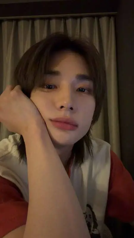 ai character: <3 HYUNJIN <3 background